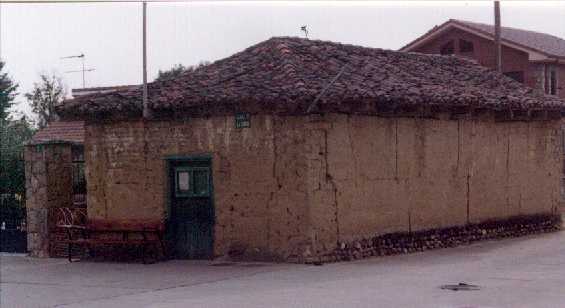 La casa Concejo de Villaverde de Arriba, secular ejemplo en adobe y tapial de democracia popular